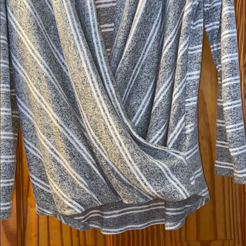NWT GRAY TOP!✨ - Picture 3 of 4